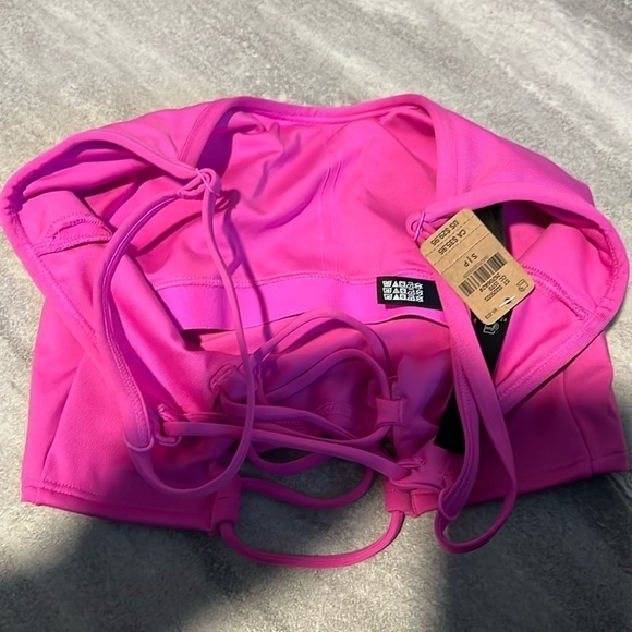 VS Pink Ultimate Lightly Lined Strappy-Back Sports Bra Pink or Black Small crop - Picture 8 of 10